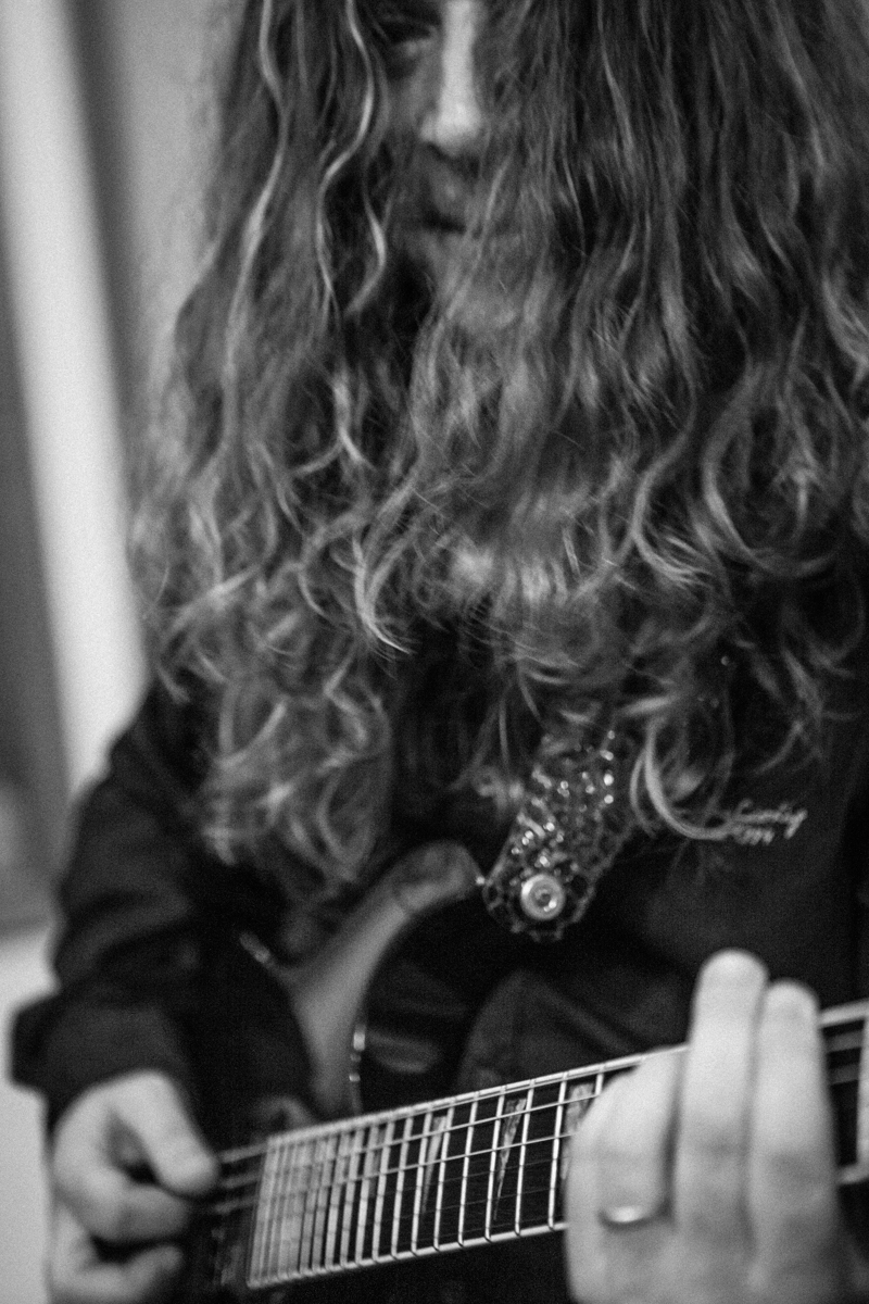 Anselmo Piraino tocando guitarra