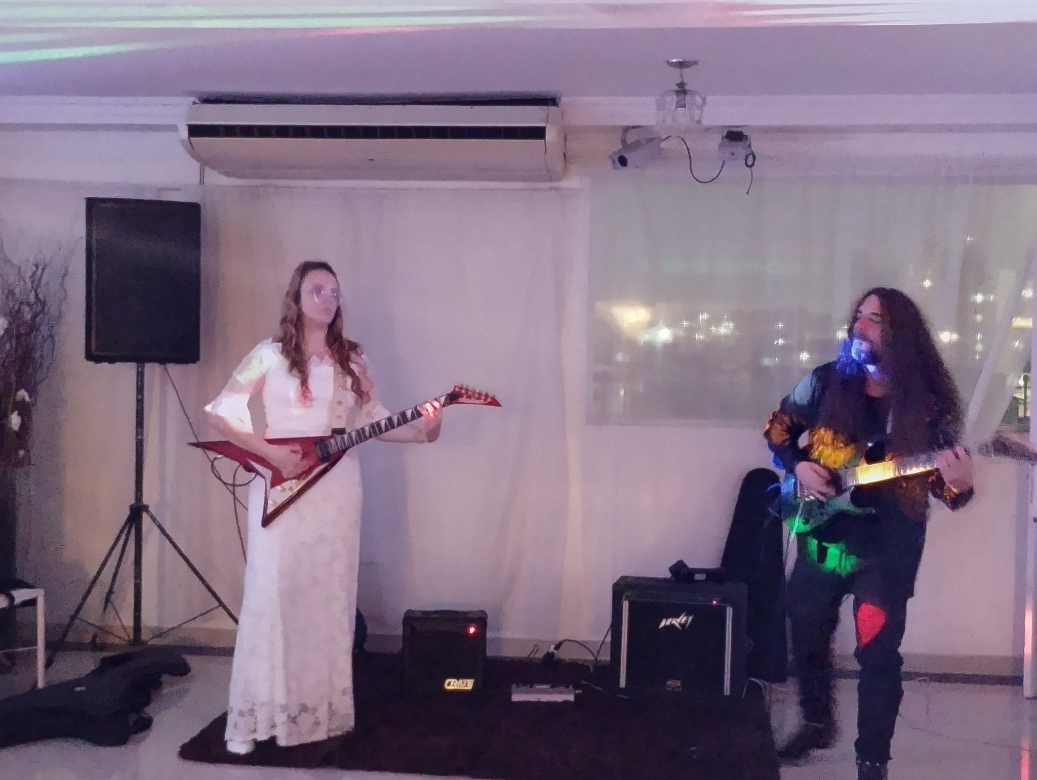 Anselmo e Monique tocando guitarra no casamento